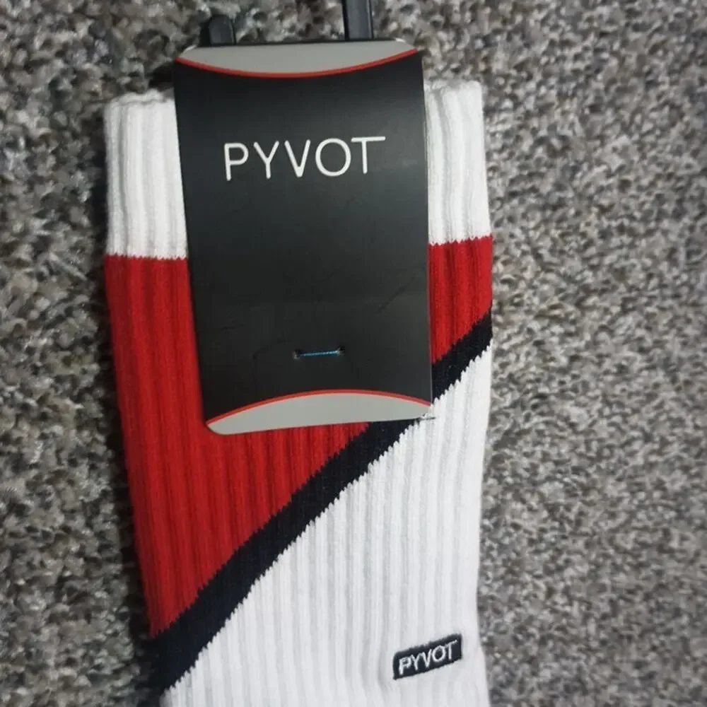 Pyvot crew socks
